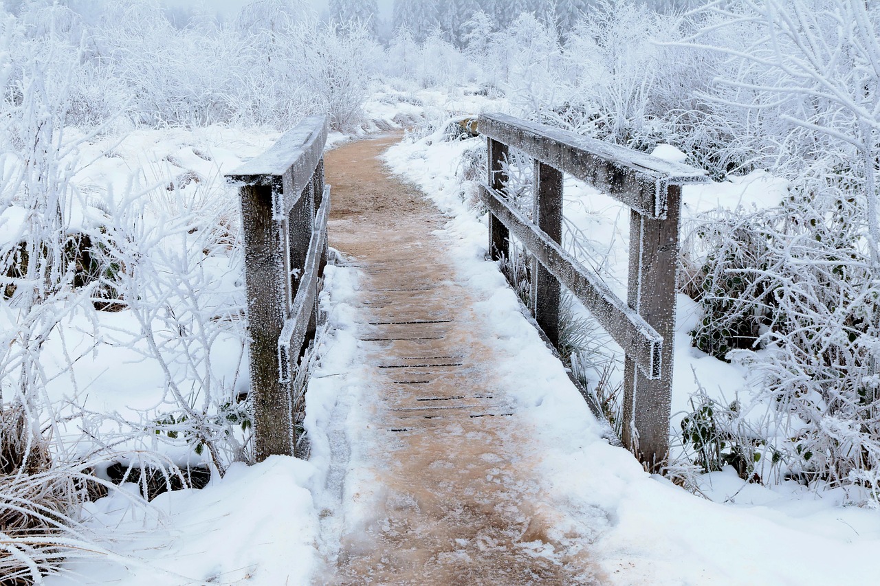  Winter Spiritualieit - Besneeuwde brug- decemberfeesten - Your Spiritual Network